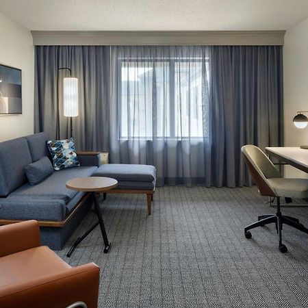 Courtyard By Marriott Springfield Airport Hotel Bagian luar foto