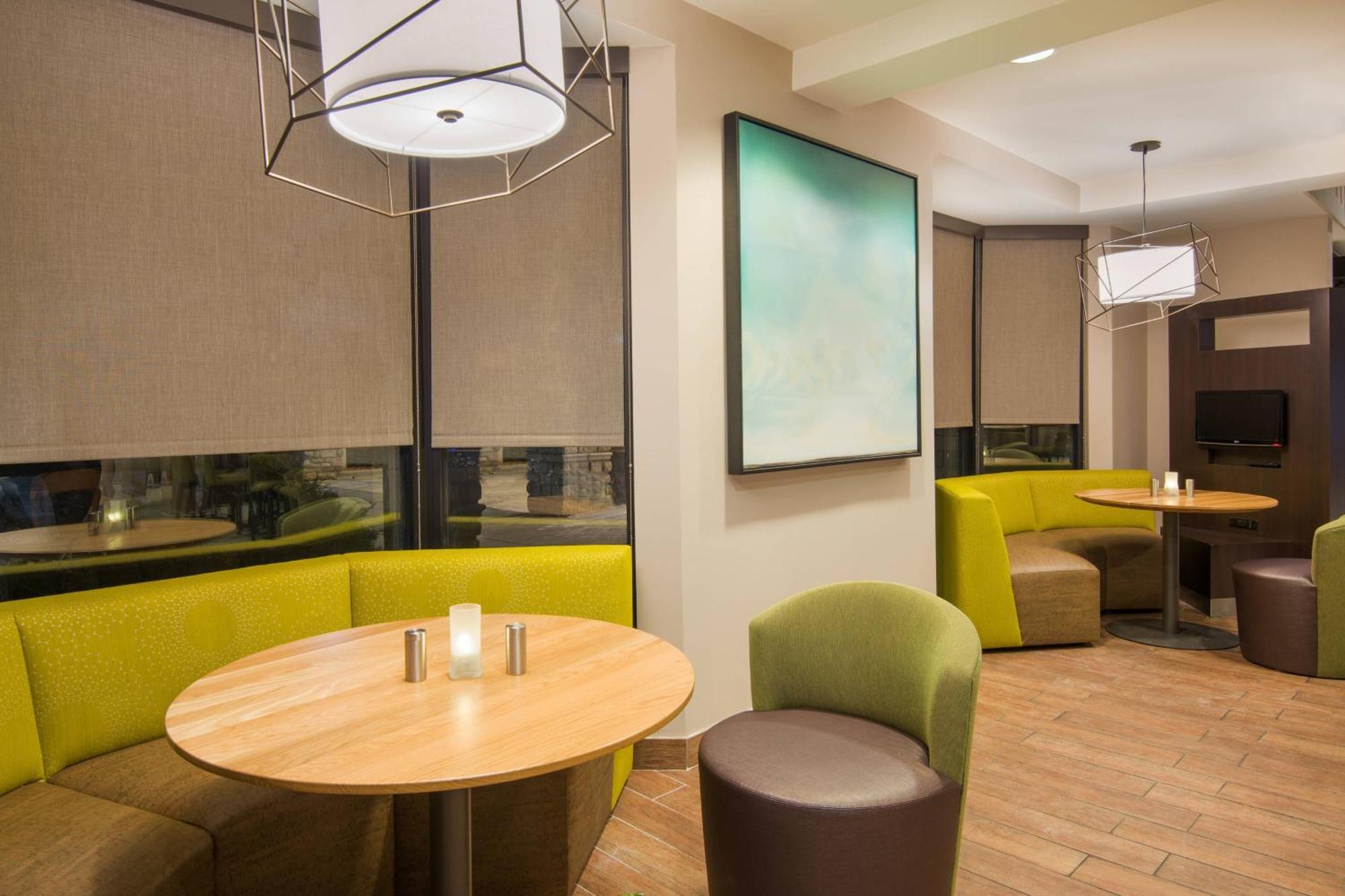 Courtyard By Marriott Springfield Airport Hotel Bagian luar foto
