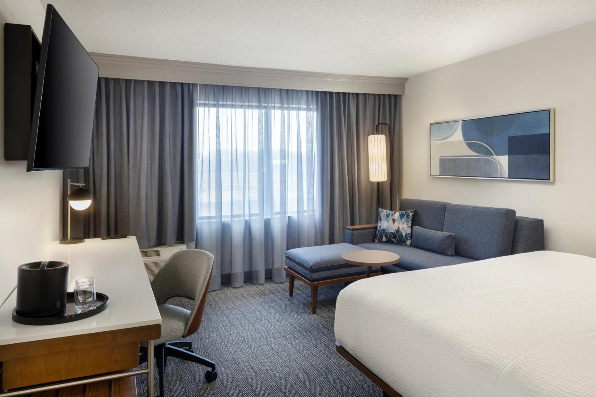 Courtyard By Marriott Springfield Airport Hotel Bagian luar foto