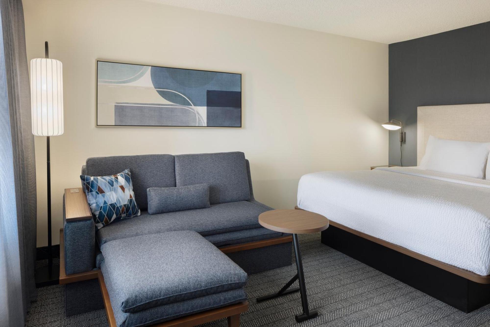Courtyard By Marriott Springfield Airport Hotel Bagian luar foto