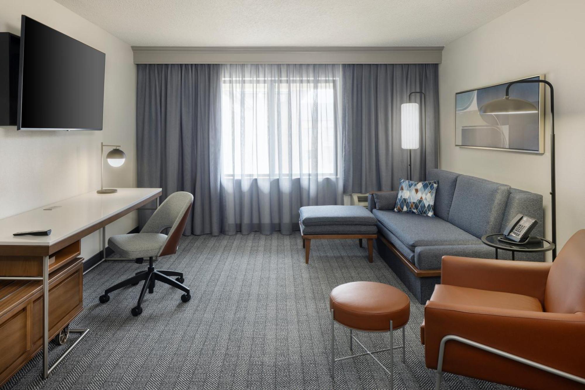 Courtyard By Marriott Springfield Airport Hotel Bagian luar foto