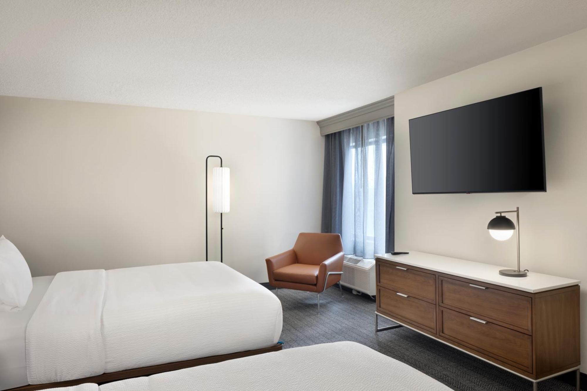 Courtyard By Marriott Springfield Airport Hotel Bagian luar foto