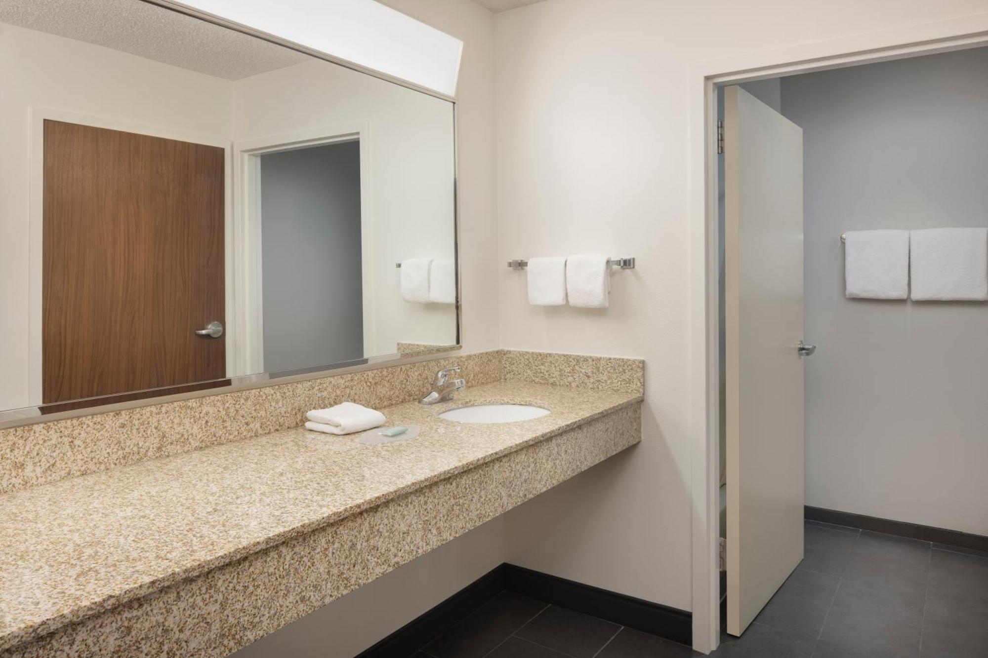 Courtyard By Marriott Springfield Airport Hotel Bagian luar foto
