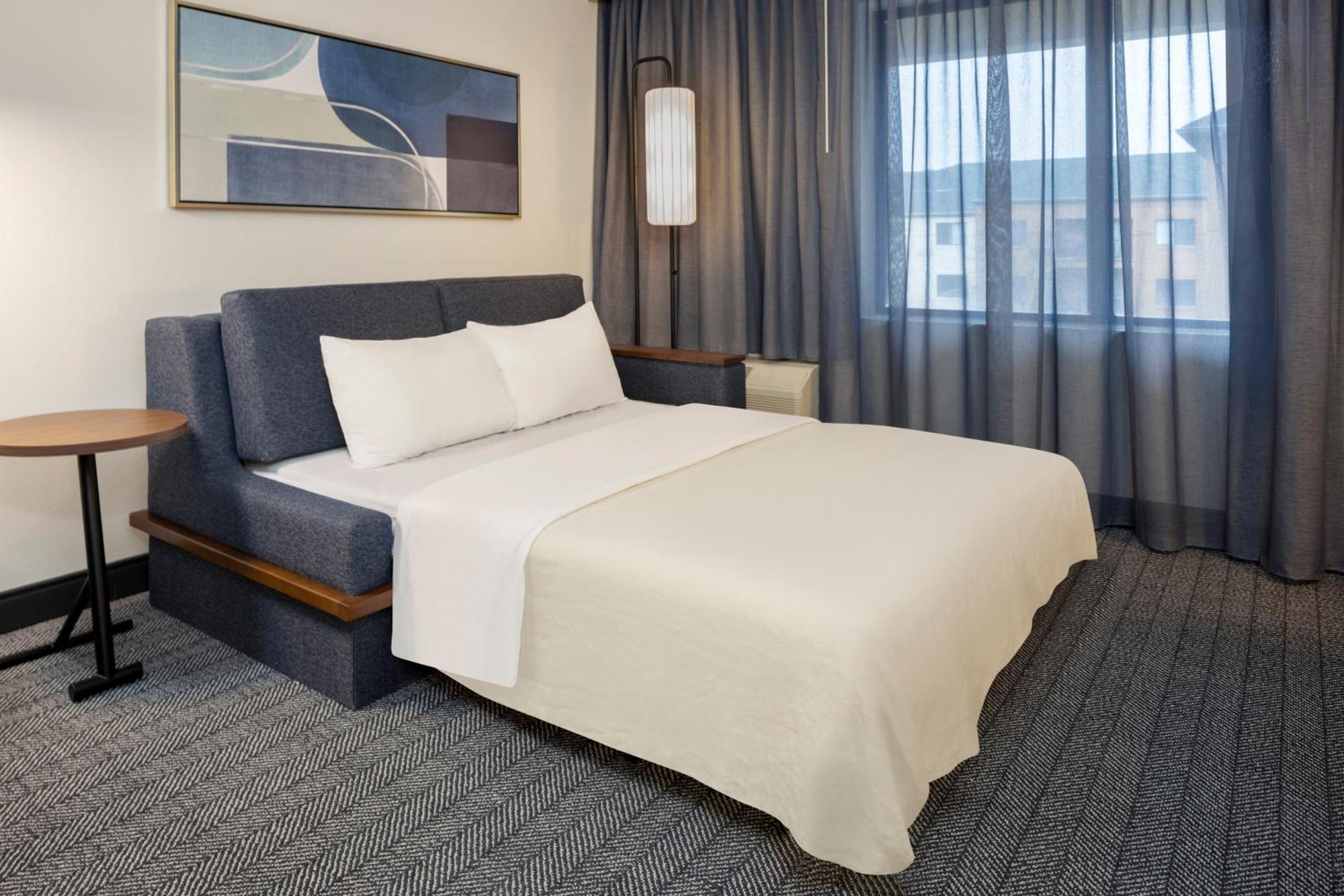 Courtyard By Marriott Springfield Airport Hotel Bagian luar foto