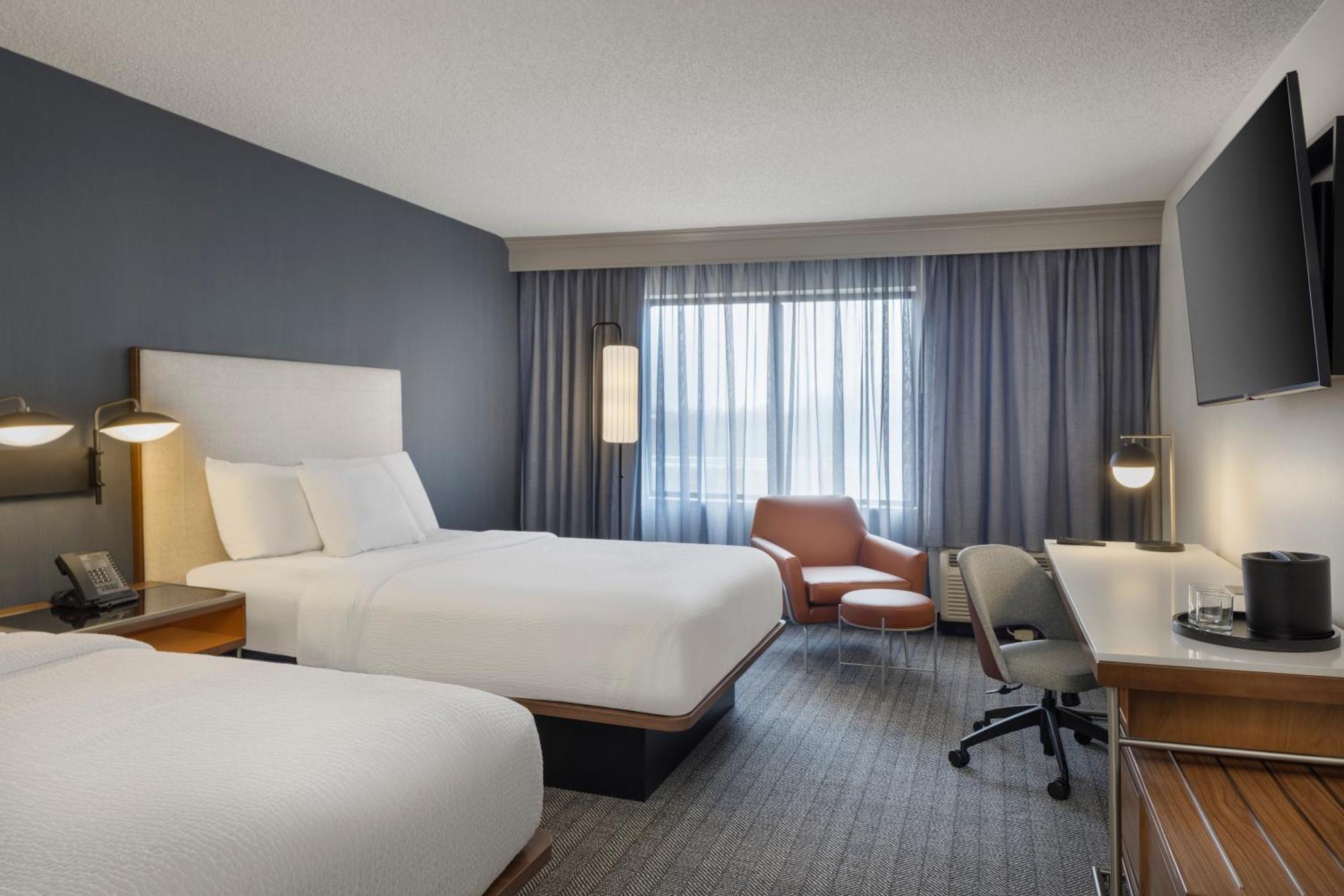 Courtyard By Marriott Springfield Airport Hotel Bagian luar foto