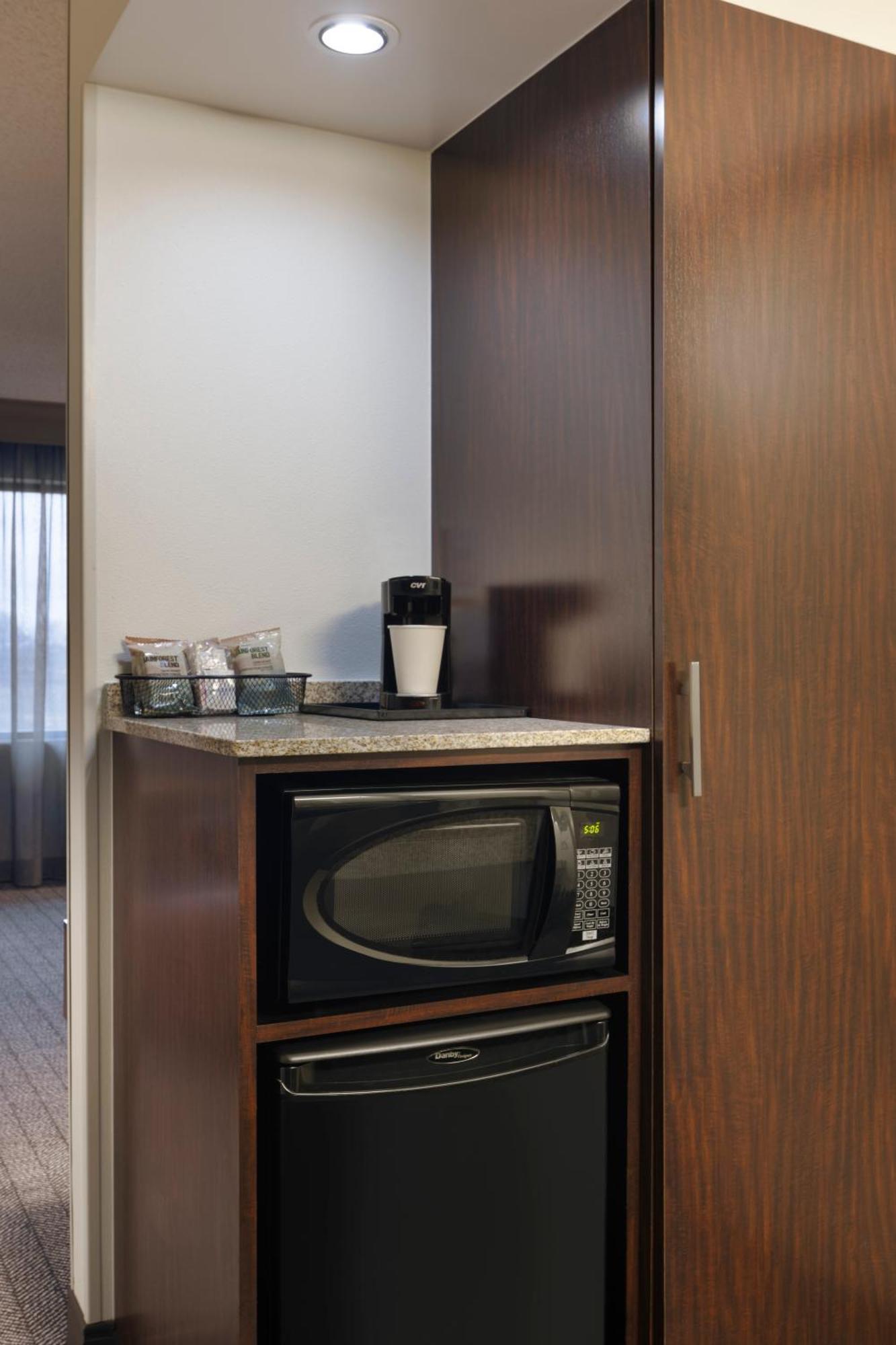 Courtyard By Marriott Springfield Airport Hotel Bagian luar foto