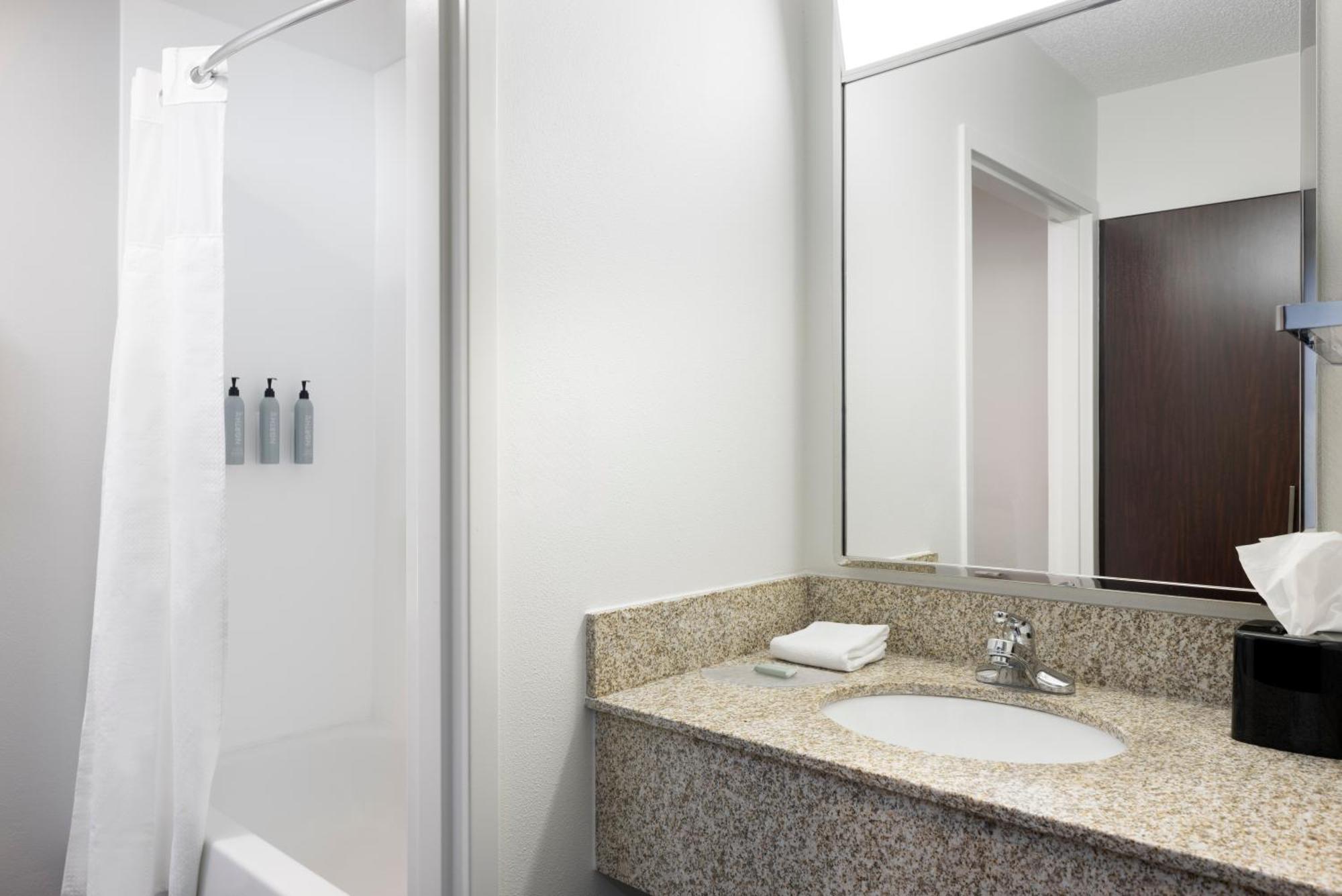 Courtyard By Marriott Springfield Airport Hotel Bagian luar foto