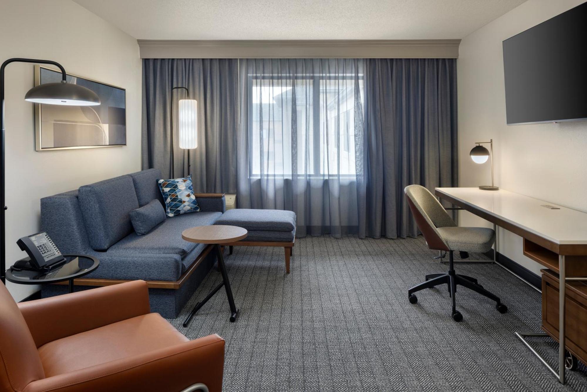 Courtyard By Marriott Springfield Airport Hotel Bagian luar foto