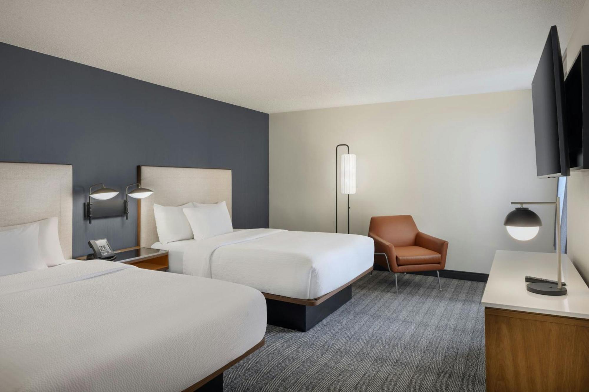 Courtyard By Marriott Springfield Airport Hotel Bagian luar foto