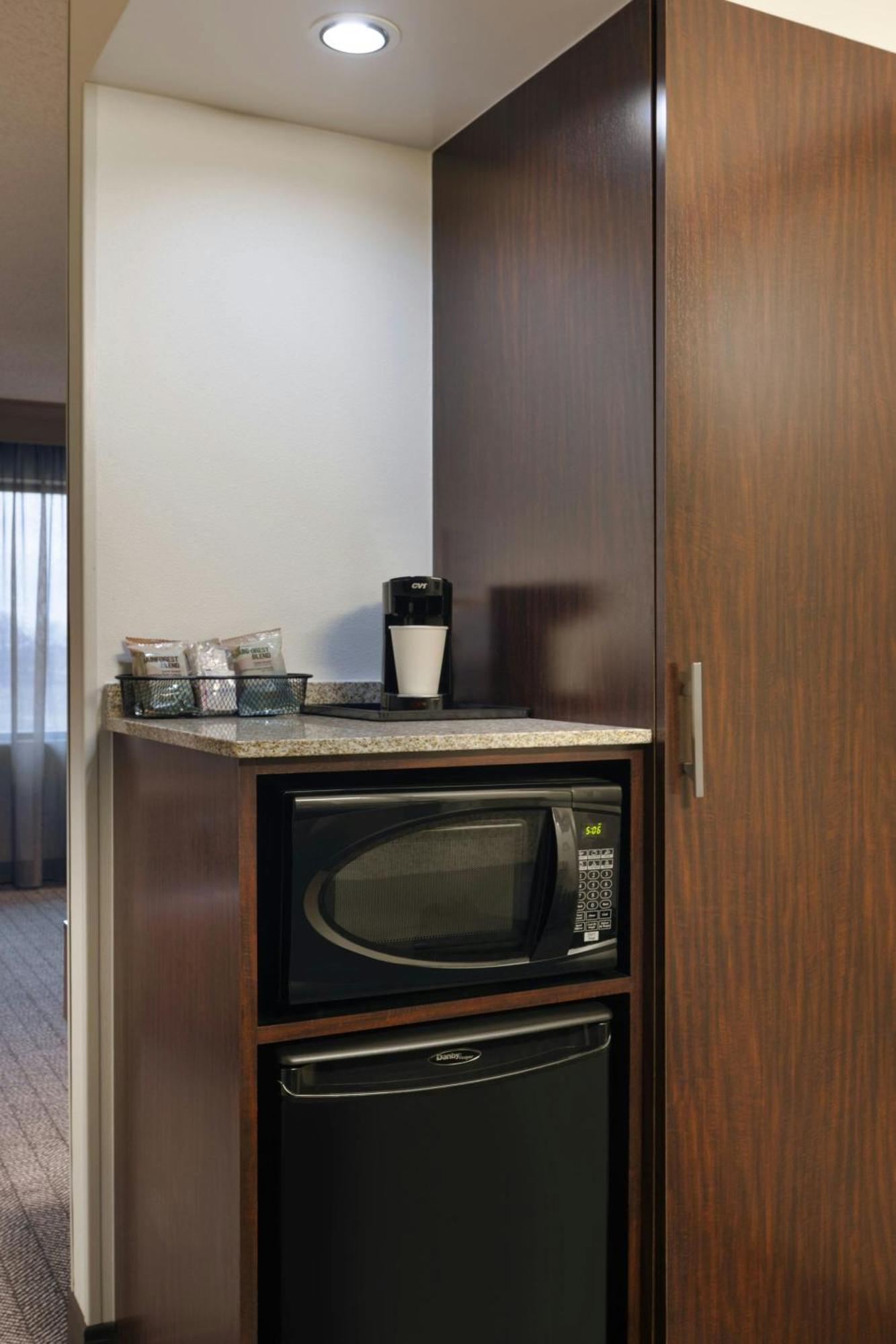 Courtyard By Marriott Springfield Airport Hotel Bagian luar foto