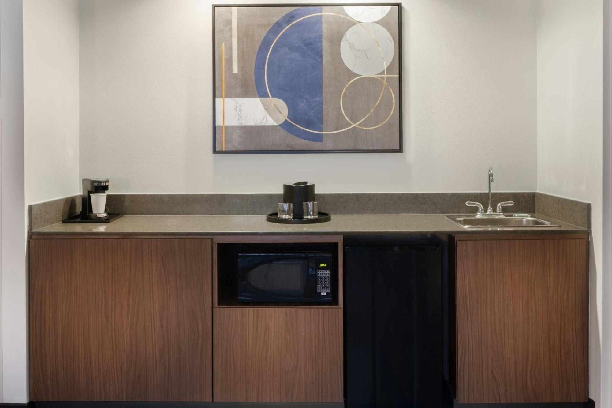 Courtyard By Marriott Springfield Airport Hotel Bagian luar foto