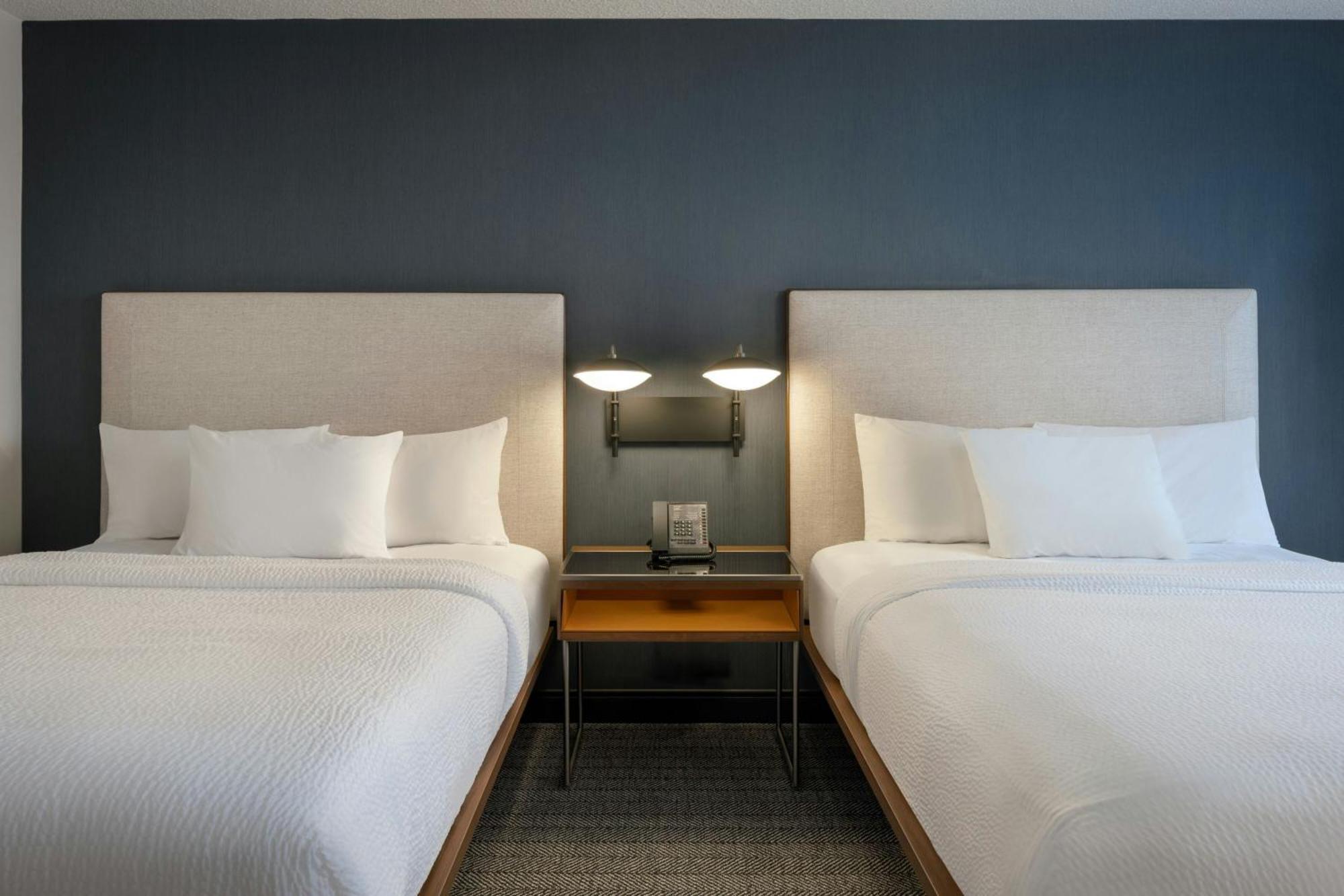 Courtyard By Marriott Springfield Airport Hotel Bagian luar foto