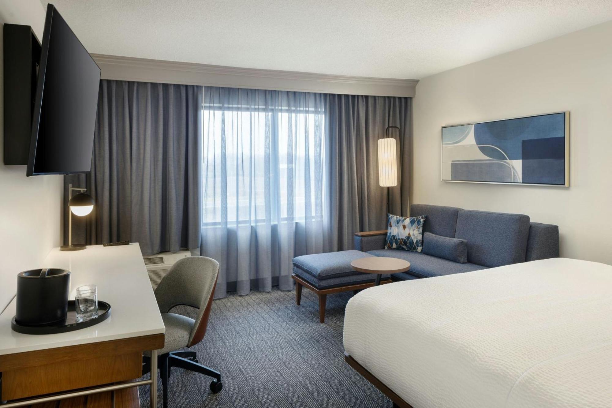 Courtyard By Marriott Springfield Airport Hotel Bagian luar foto
