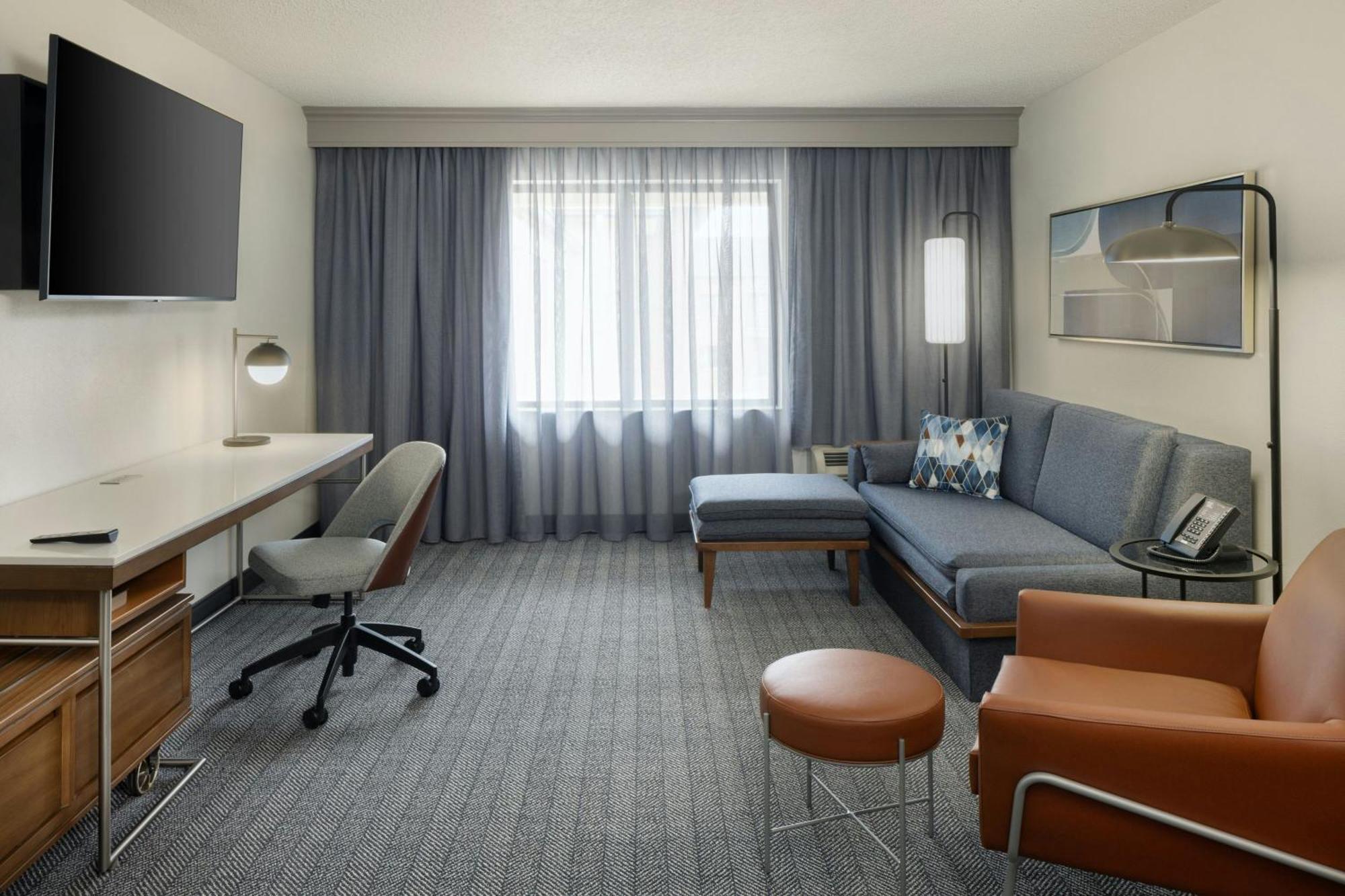 Courtyard By Marriott Springfield Airport Hotel Bagian luar foto
