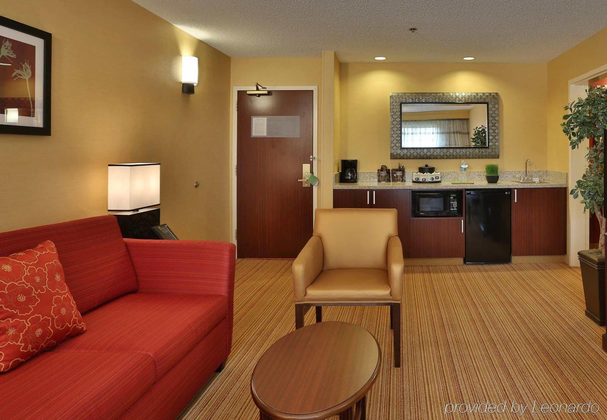 Courtyard By Marriott Springfield Airport Hotel Bagian luar foto