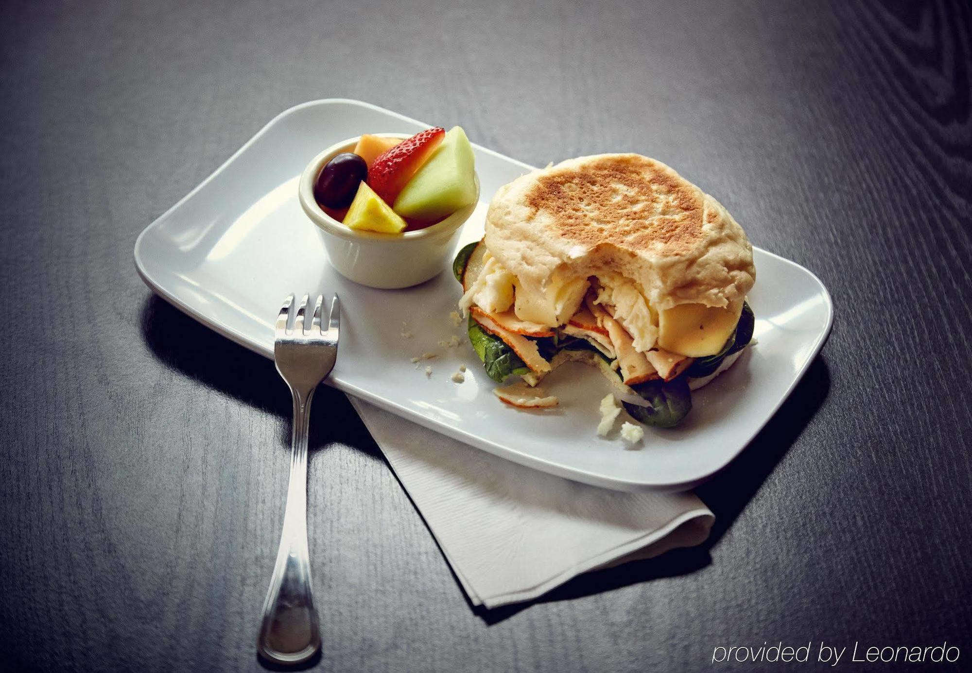 Courtyard By Marriott Springfield Airport Hotel Bagian luar foto