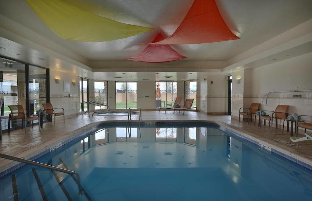 Courtyard By Marriott Springfield Airport Hotel Bagian luar foto