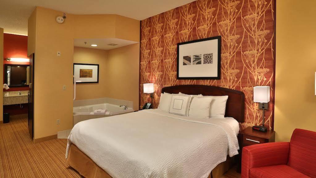 Courtyard By Marriott Springfield Airport Hotel Bagian luar foto